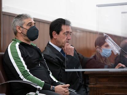 Bernardo Montoya, a la izquierda, junto a su abogado Miguel Rivera en la Audiencia Provincial de Huelva, durante el juicio.