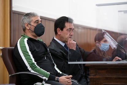 Bernardo Montoya, a la izquierda, junto a su abogado Miguel Rivera en la Audiencia Provincial de Huelva, durante el juicio.