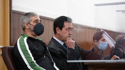 Bernardo Montoya, a la izquierda, junto a su abogado Miguel Rivera en la Audiencia Provincial de Huelva, durante el juicio.