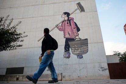 Mural, diseño del ilustrador valenciano Paco Roca, que el pintor Martín Forés ha plasmado en la fachada de la Rambleta de Valencia, en homenaje a los voluntarios que han ayudado a los afectados por la dana.