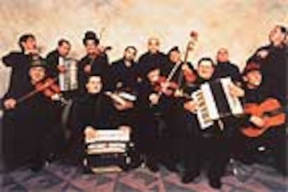 Los integrantes de la banda rumana Taraf de Haïdouks.