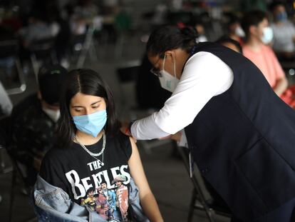 Una joven recibe la vacuna contra la covid en Ciudad de México, el pasado 22 de septiembre.