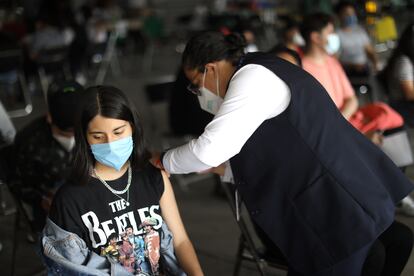 Una joven recibe la vacuna contra la covid en Ciudad de México, el pasado 22 de septiembre.