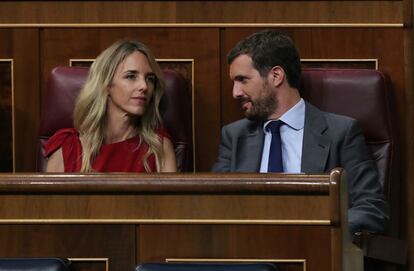 El líder del PP, Pablo Casado, conversa con Cayetana Álvarez de Toledo, portavoz del Grupo Popular, en el Congreso de los Diputados.