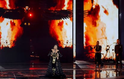 La combinación entre vestidos de fiesta, vanguardia futurista y folclore suele funcionar. O, al menos, funciona en Eurovisión, ese imperio de lo improbable. El vestido de Jonida Maliqi es un diseño perfecto para ir a una boda en una nave espacial. O para ejercer como reina de Stargate. Pero también, con sus bordados y aplicaciones doradas abstractas, remiten a algún tipo de traje regional pasado por el filtro de la ¿elegancia?. Al menos tiene intención.