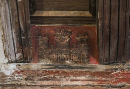 El artesonado de madera del techo todavía muestra imágenes de castillos y leones, símbolo del poder de Castilla y León en el siglo XIII.