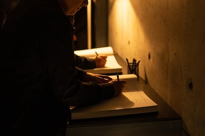 Varias personas escriben en el libro de firmas, este sábado.