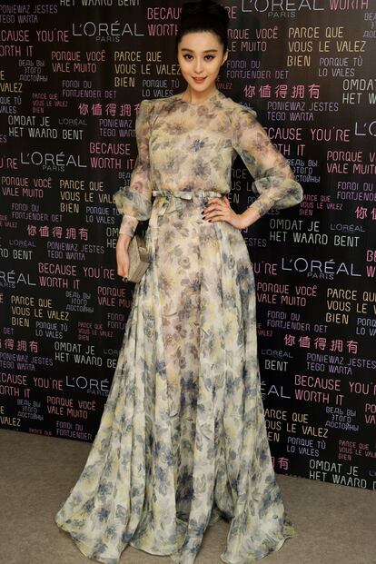 Fan Bingbing con un vestido largo de estampado floral de Valentino.