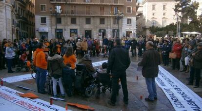 Concentraci&oacute;n de las Plataformas en Defensa de la ley de la Dependencia en la plaza de la Virgen de Valencia.