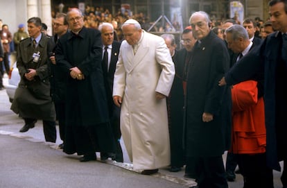 El cardenal Angelo Sodano con el Papa Juan Pablo II en una visita oficial a Sarajevo en 1997.

