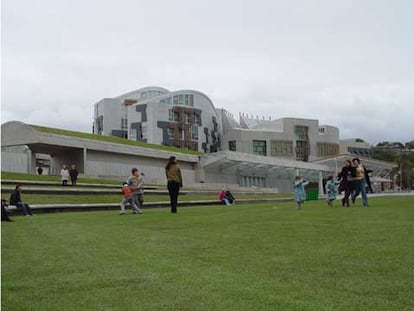 Vista exterior del Parlamento de Escocia en Edimburgo, del estudio Miralles-Tagliabue, que obtuvo <i>ex aequo</i> el primer premio ArqCatMón.