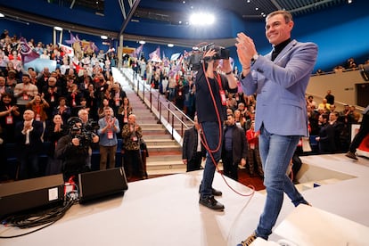 El presidente del Gobierno, Pedro Snchez, a su llegada a la clausura del XV Congreso del PSdeG, este domingo. 
