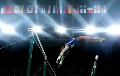 La estadounidense Simone Blies compite en barras paralelas.