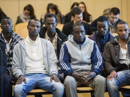 Los seis piratas somalíes que intentaron secuestrar el atunero vasco Izurdia, durante el juicio celebrado este lunes en la Audiencia Nacional.