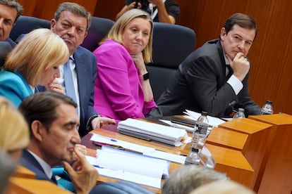  El presidente de Castilla y León, Alfonso Fernández Mañueco (d), y el consejero de Medio Ambiente, Juan Carlos Suárez-Quiñones (i).