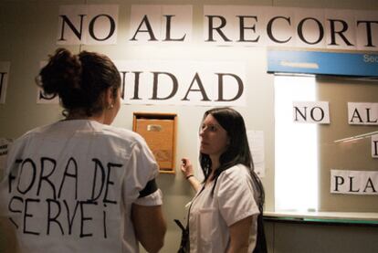 Dos trabajadoras del hospital Vall d&#39;Hebron, ayer en la planta quinta, que está en proceso de cierre.