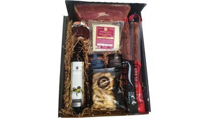Una cesta regalo con distintos productos gourmet procedentes de Extremadura.
