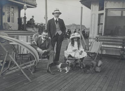 Fotografía tomada hacia 1910-1914 en el muelle inglés de Hastings. Un retrato que hizo Wunderlich de dos hombres, una niña y varios perros en la cubierta de un barco.