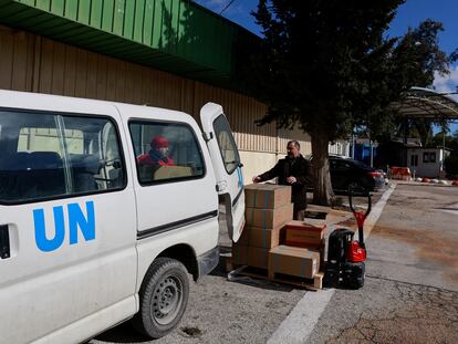 Ayuda humanitaria siendo cargada en un furgón de la UNRWA, este miércoles, en Jerusalén.