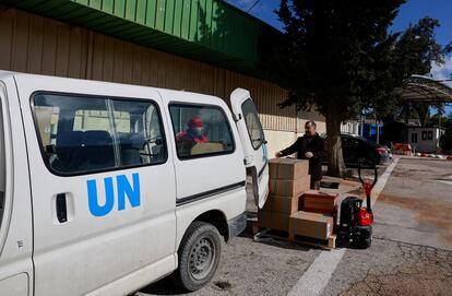 Ayuda humanitaria siendo cargada en un furgón de la UNRWA, este miércoles, en Jerusalén.