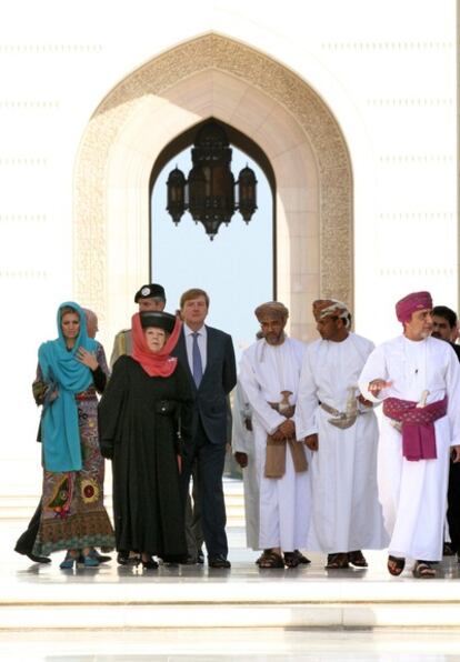 La familia real holandesa durante su visita a la gran mezquita de Muscat, en Omán.