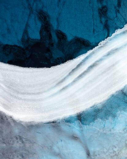 Una fina capa de hielo sobre un lago de aguas del deshielo.