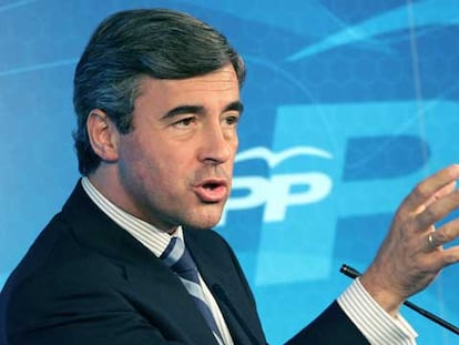 El secretario general del PP, Ángel Acebes, tras la reunión del Comité de Dirección del partido.