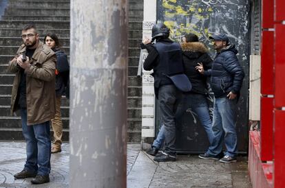 L'assaltant "ha intentat agredir un policia a l'entrada de la comissaria abans de ser abatut pels trets de resposta dels agents", ha relatat el portaveu del Ministeri de l'Interior, Pierre-Henry Brandet.