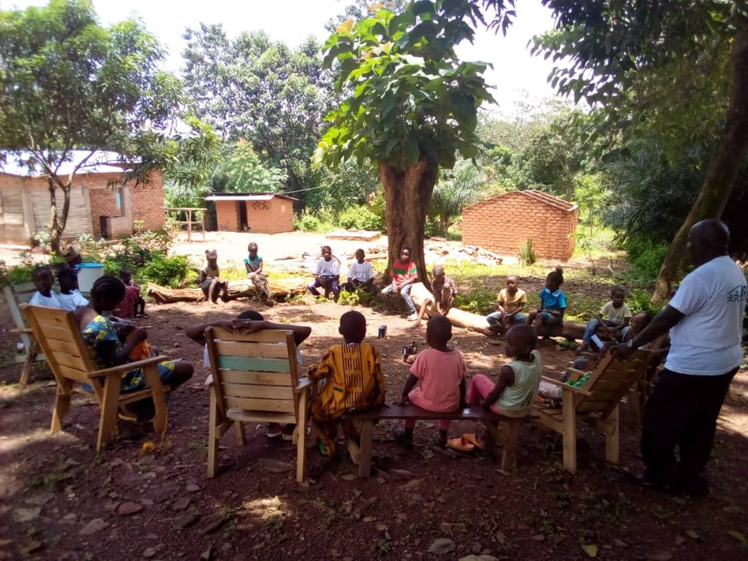 Unos niños escuchan un programa educativo en Radio Lego ti la Ouaka, en Bambari, República Centroafricana.