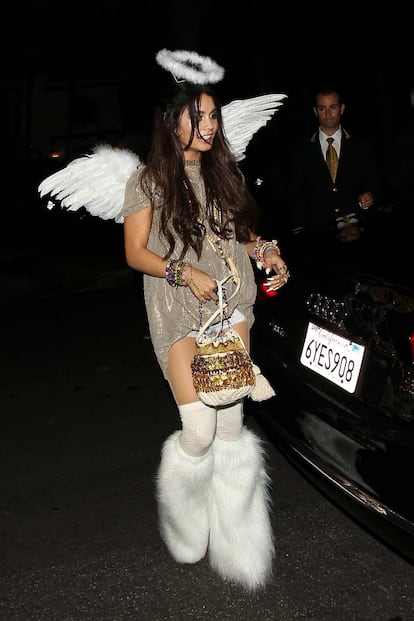 Vanessa Hudgens ha hecho su propia interpretación de un ángel con botas de pelo y shorts vaqueros.