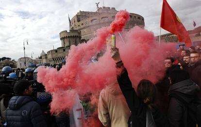 Manifestación pro-kurda cerca del Vaticano en protesta por la visita del presidente turco, Erdogán.