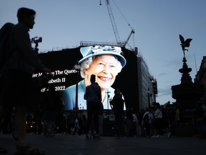 El luminoso de Piccadilly Circus, en el centro de Londres, muestra una imagen de la reina Isabel II.