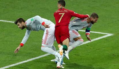 Piqué y Ramos intentan parar a Cristiano en Sochi.