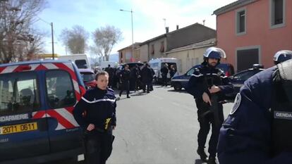 La policía actúa en el lugar de los hechos, en Trèbes (Francia).