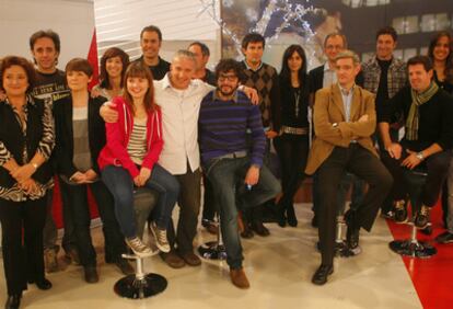 El director de ETB, Miguel Ángel Idígoras (segundo por la derecha, sentado), rodeado ayer de algunos de los rostros de la televisión pública, en la presentación de la programación navideña.