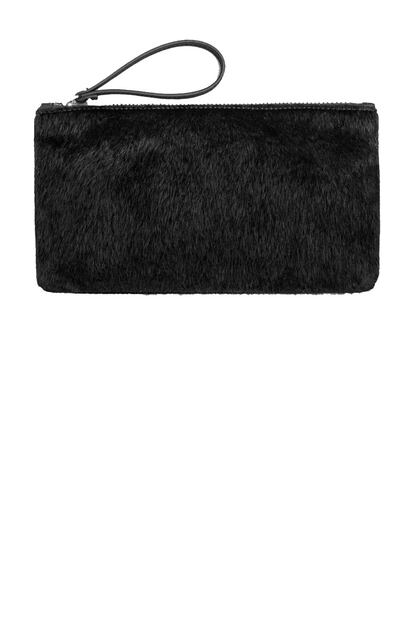 Clutch de pelo con pulsera. Es de &OIther Stories (25 euros).