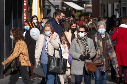Varias personas con mascarilla transitan por una calle comercial del centro de Sevilla, el pasado día 18.
