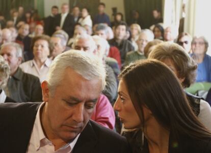 Javier Arenas y Rosario Soto en el acto con pensionista celebrado en la localidad sevillana de Dos Hermanas.