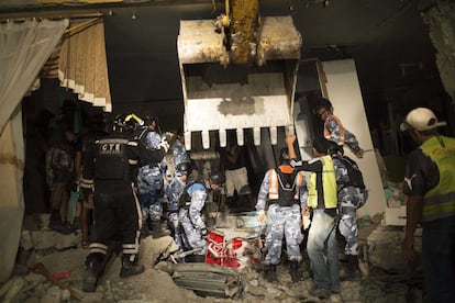 Personal de emergencias se sitúan entre los escombros, durante los trabajos de rescate de desaparecidos en Pedernales (Ecuador), el 17 de abril de 2016.
