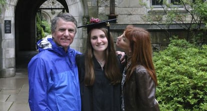 Kevin y Tracy Keegan posan con su hija Marina el d&iacute;a de su graduaci&oacute;n en la Universidad estadounidense de Yale. 