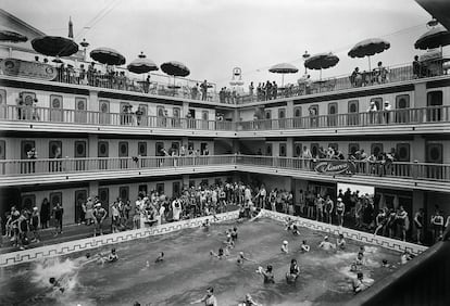 En los años 20 se desata la locura por los baños de mar, debido a las recomendaciones de los médicos. La gente empezó a disfrutar de la playa de la Barceloneta, así como de la playa de San Sebastián, en el Poblenou, la primera que aceptó a bañistas de ambos sexos. Es el momento en el que también se hacen populares piscinas privadas como la de la imagen, perteneciente al Gran Casino de San Sebastián.