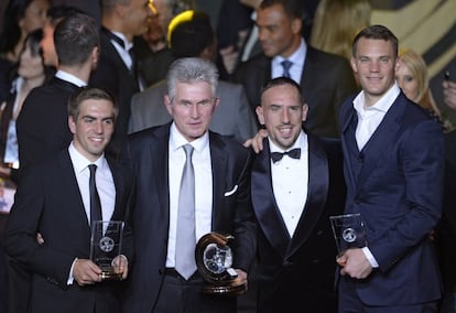 Los premiados del Bayern Munich con su exentrenador Heynckes, Lahm, Ribery y Manuel Neuer