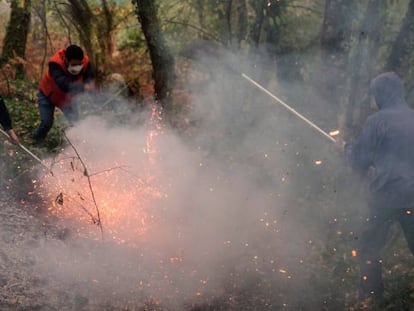 Residents of Abelenda das Penas put out fires.