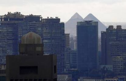 La embajada de EE UU (izq.) en El Cairo, con las pirámides de Giza al fondo de la imagen.