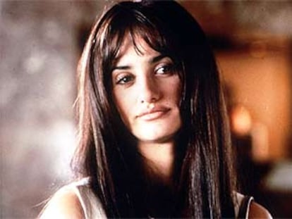 Penélope Cruz (arriba) y Juan Echanove y Marisa Paredes.