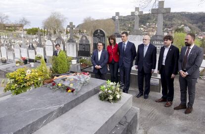 El presidente del Gobierno, Pedro Sánchez, acompañado por los dirigentes del PSE, Denis Itxaso, Eneko Andueza, Jesús Loza, Idoia Mendia, y Ernesto Gasco, participa en una ofrenda floral en la tumba de la escritora y diputada abanderada del sufragio femenino en España, Clara Campoamor, en el cementerio de Polloe de San Sebastián.