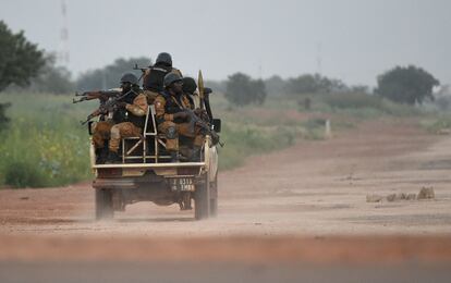 Fuerzas de seguridad de Burkina Faso patrullan en Uagadugú