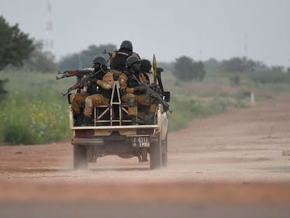 Fuerzas de seguridad de Burkina Faso patrullan en Uagadugú