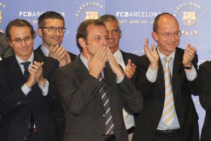 Sandro Rosell lanza besos anoche, en una sala del Camp Nou, tras su victoria en las elecciones azulgrana.