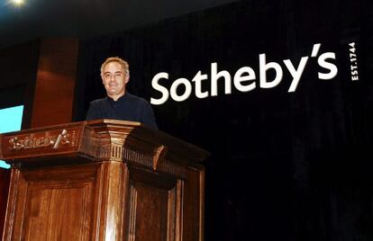 Ferran Adriá posa en Hong Kong durante la primera de las dos subastas programadas por Sotheby's.